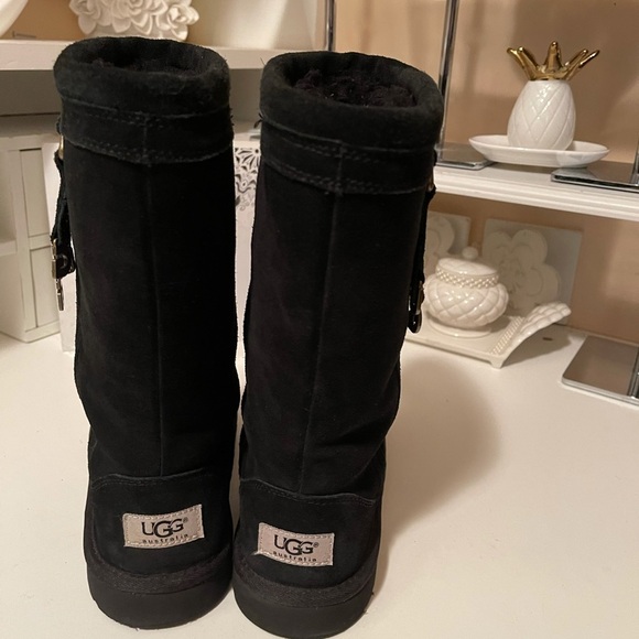 Ugg’s beautiful boots with very unique design - Picture 6 of 14